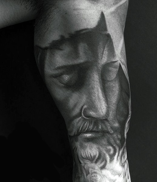 花臂灰色的水洗式耶稣肖像纹身图片