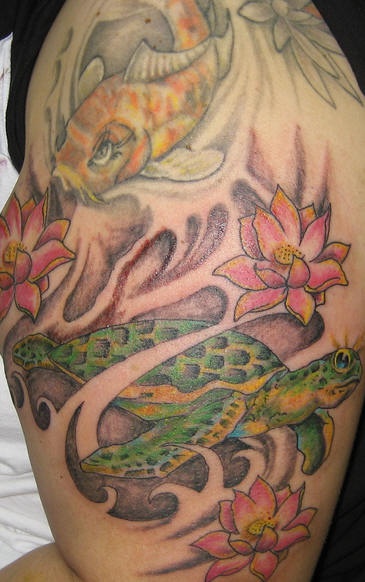 手臂彩色乌龟和锦鲤纹身图案