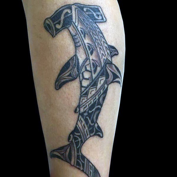 手臂彩色锤头鲨图腾纹身图案