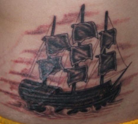 腹部棕色海盗帆船纹身图案