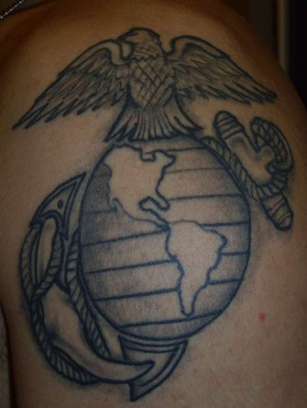 肩部黑灰色美国陆军符号纹身图案