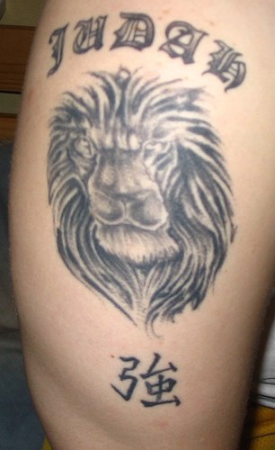 腿部黑灰狮子头文字纹身图案