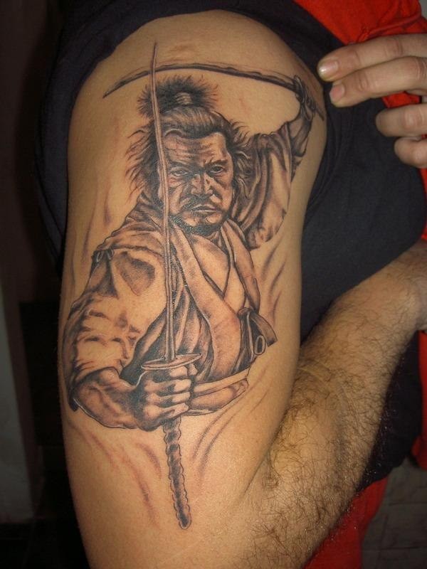 肩部黑灰勇敢的武士纹身图案