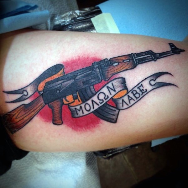 手臂老派风格的彩色AK步枪纹身