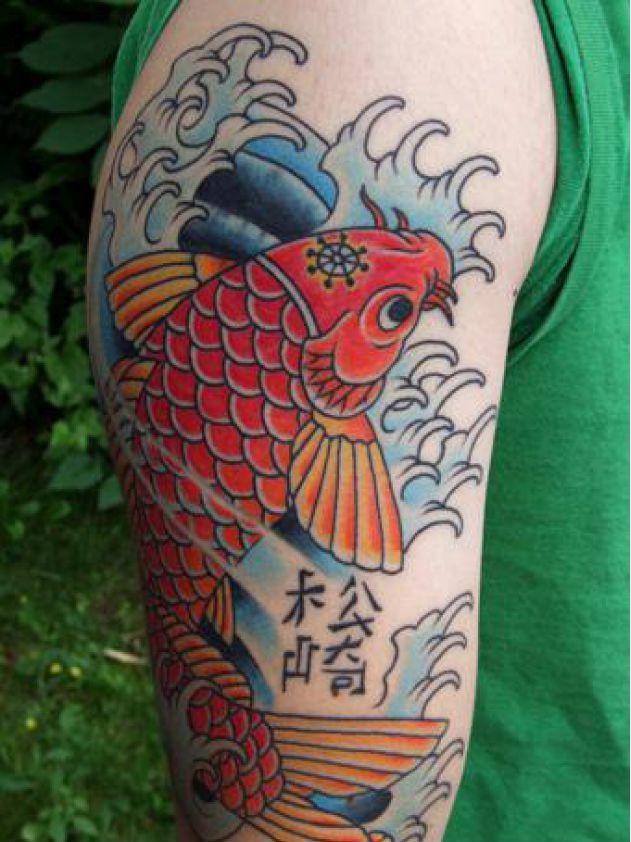 肩部彩色锦鲤鱼和文字纹身图案