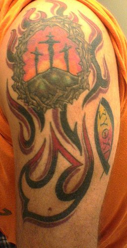 肩部彩色基督教部落纹身图案