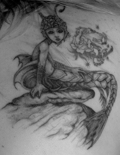 背部黑灰美人鱼纹身图案