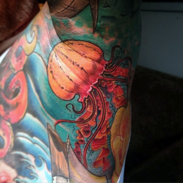 肩部彩色大水母插画式纹身图片