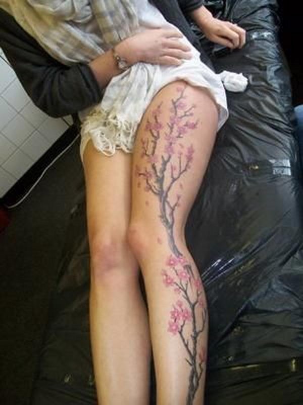 女性腿部彩色樱花树纹身图案