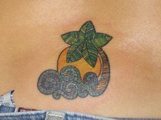 腰部彩色棕榈树太阳和海浪纹身图片