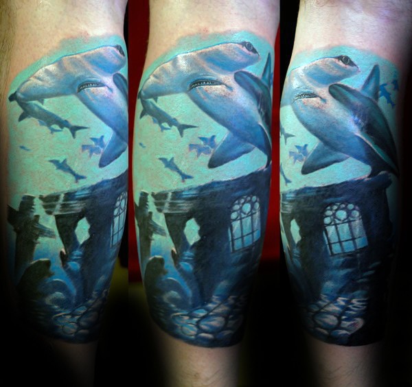 腿部彩色逼真的锤头鲨鱼和水下遗址纹身