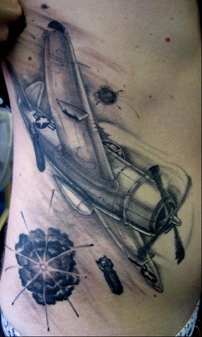 腰侧黑棕色二战轰炸机纹身图案