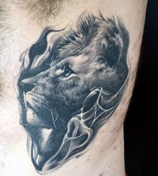 腰侧现实主义风格黑灰狮子纹身图案
