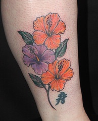 腿部紫色和橙色的花芙蓉纹身