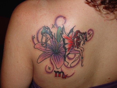 肩部彩色百合花与精灵纹身图片