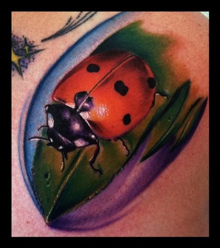 肩部彩色照片般逼真的瓢虫纹身图案