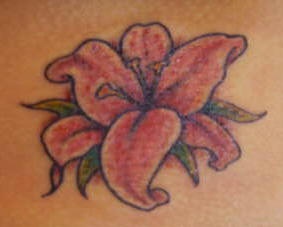 女性肩部小粉红百合纹身图片