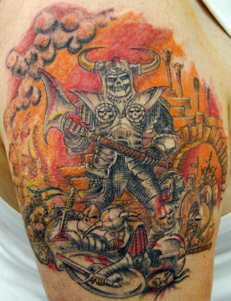 肩部上的彩色骷髅战士纹身图案
