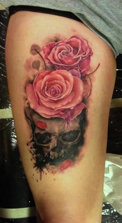 腿部彩色玫瑰与头骨纹身图案