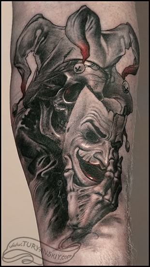 手臂恐怖风格色的小丑面具纹身图案