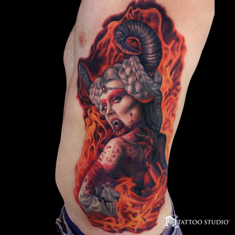 腰侧彩色恐怖风格血腥恶魔女人与火焰纹身