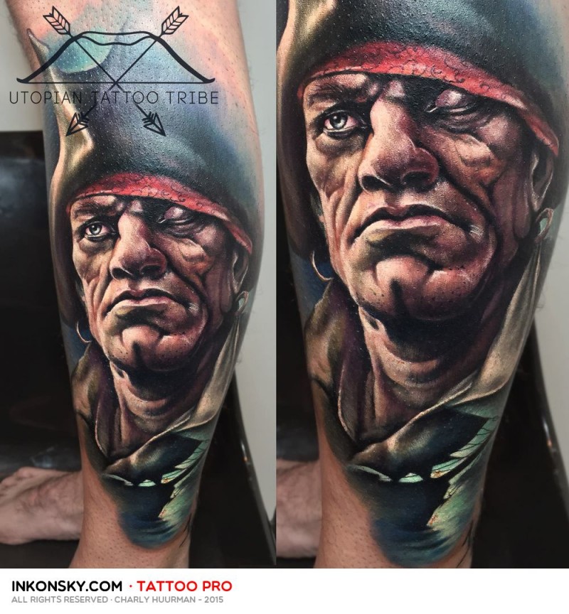 腿部现代风格的彩色海盗肖像纹身图案