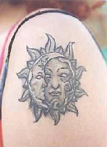 肩部黑灰太阳和月亮符号纹身图片