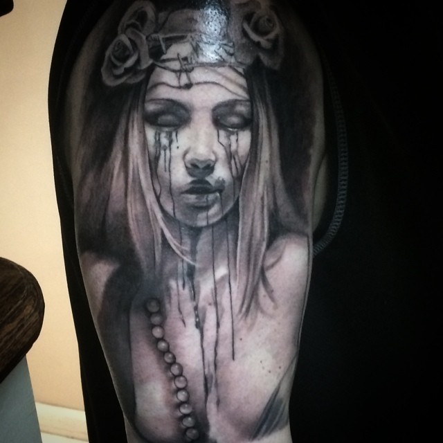 肩部灰色恐怖风格的女人纹身图案