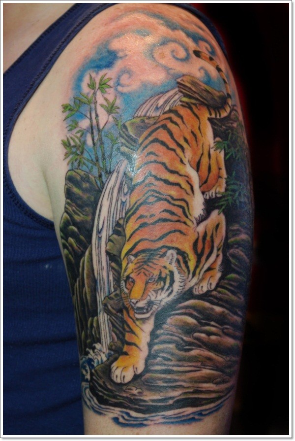 惊人的彩色逼真的老虎下山纹身图案