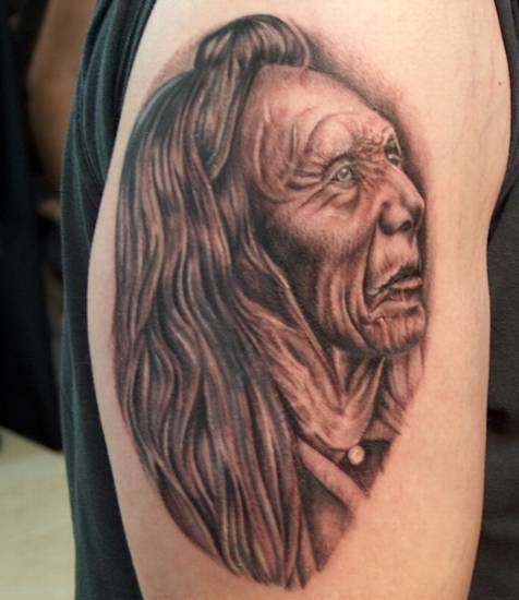肩部棕色印度老人肖像纹身图片