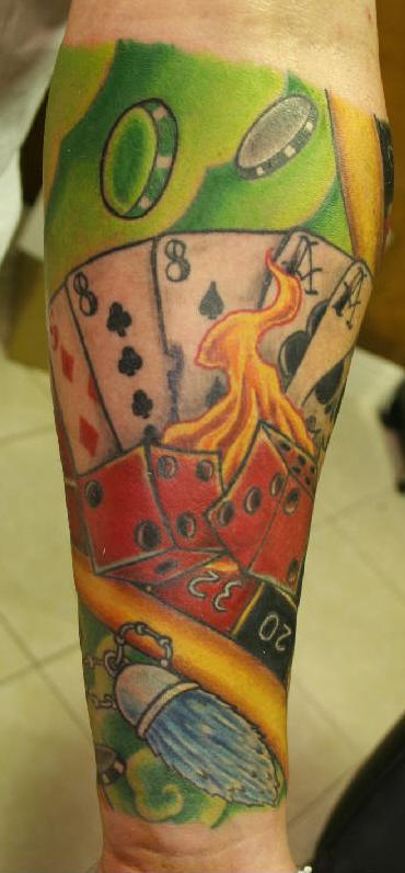 手臂彩色扑克牌和红骰子纹身图片