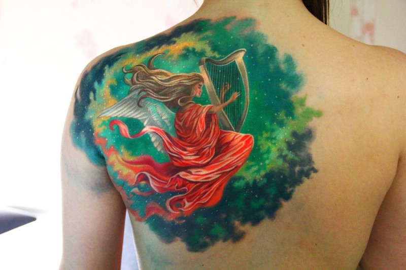 肩部大型彩色女人与竖琴纹身图案
