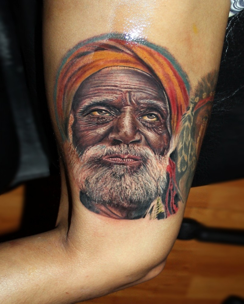 现实主义风格的彩色胡子老人纹身