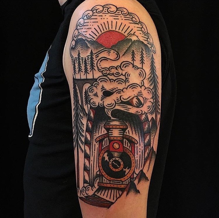 手臂老流派彩色旧火车与山区纹身图案