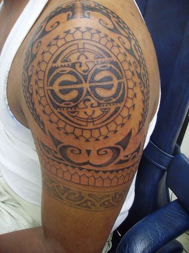 肩部黑色波利尼西亚部落图腾纹身图案