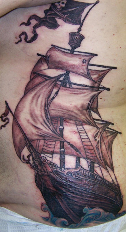 腰侧棕色大型海盗船纹身图案
