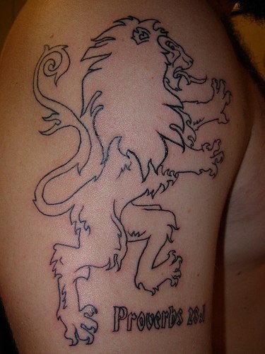 肩部简约狮子与英文纹身图案