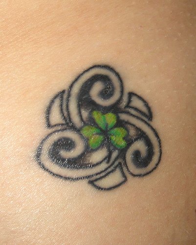 肩部彩色爱尔兰象征三位一体纹身