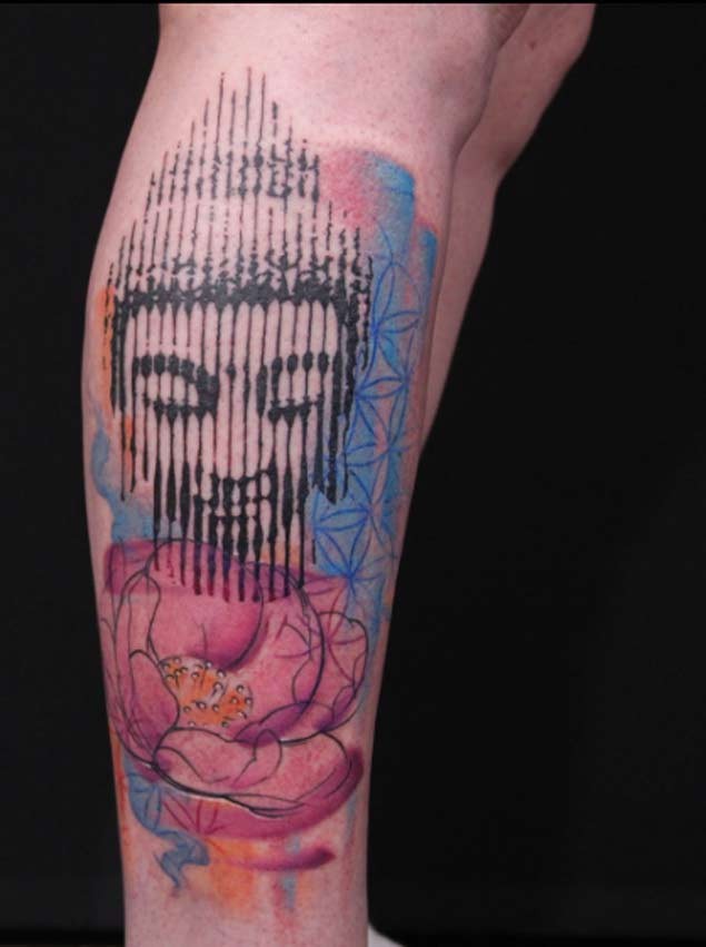 腿部彩色如来佛祖雕像与花纹身