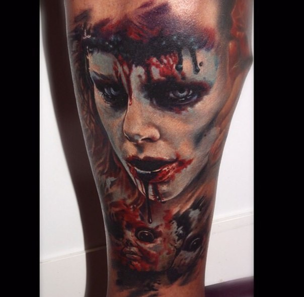 腿部彩色令人毛骨悚然的女人面具纹身