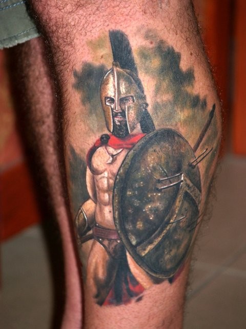 腿部彩色逼真的斯巴达战士纹身图案