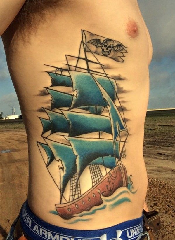 腰侧彩色漂亮的海盗船纹身图案
