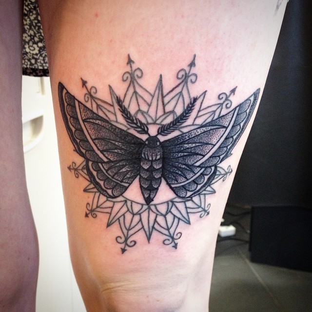 腿部黑色漂亮的飞蛾纹身图案