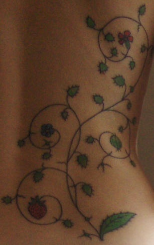 腰侧彩色绿叶藤蔓纹身图案