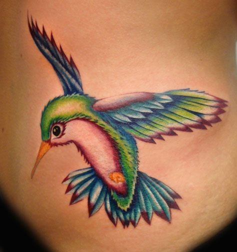 腰部漂亮的彩色蜂鸟纹身图片