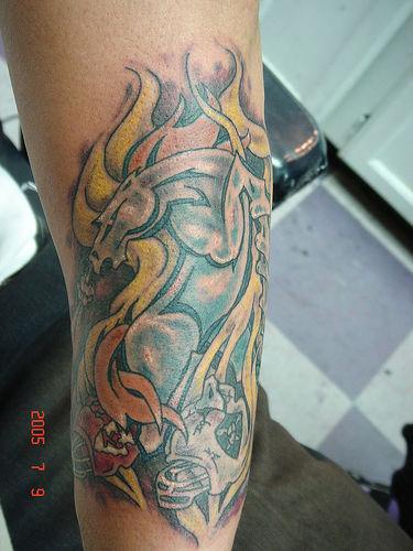 腿部棕色火焰中的金属马纹身图片