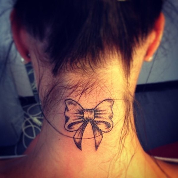 女性脖子黑灰蝴蝶结纹身图案