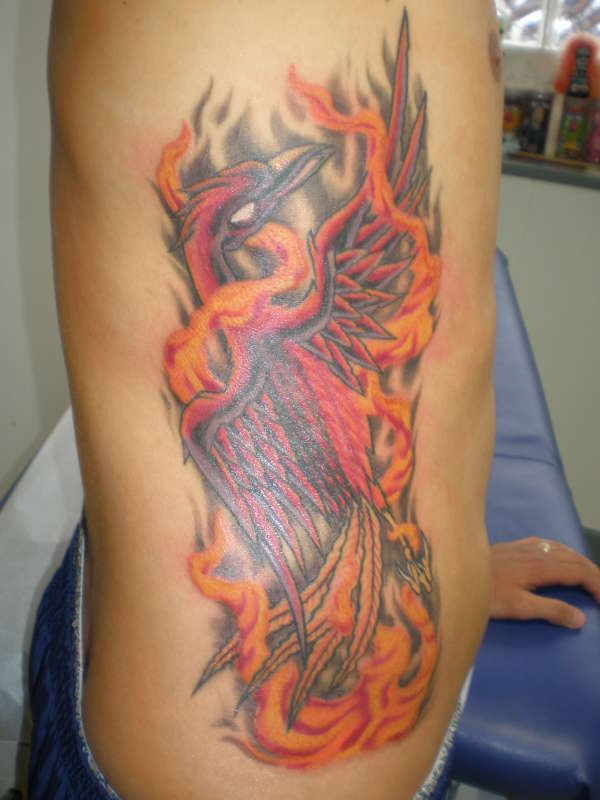 腰侧彩色凤凰在火焰中的纹身图案
