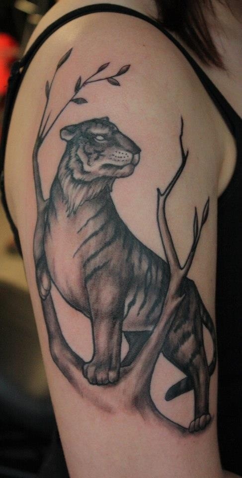 肩部简单设计的大老虎与树纹身图案