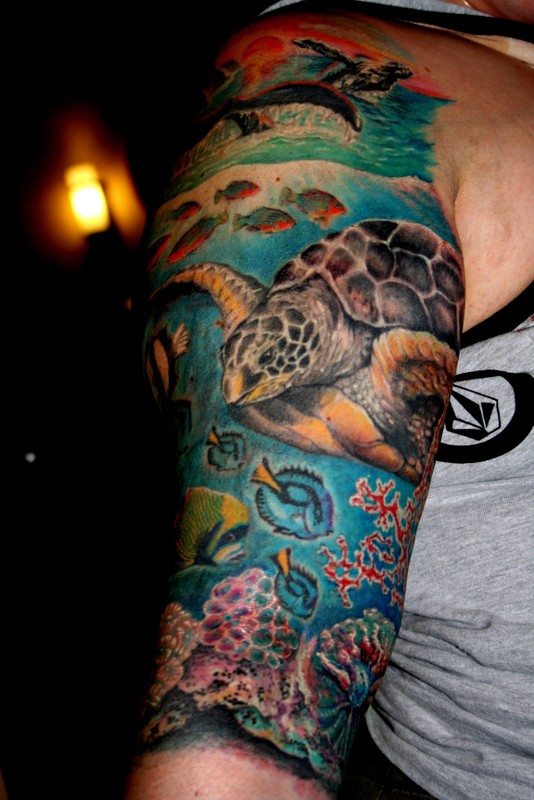 肩部非常逼真的彩色大龟纹身图案